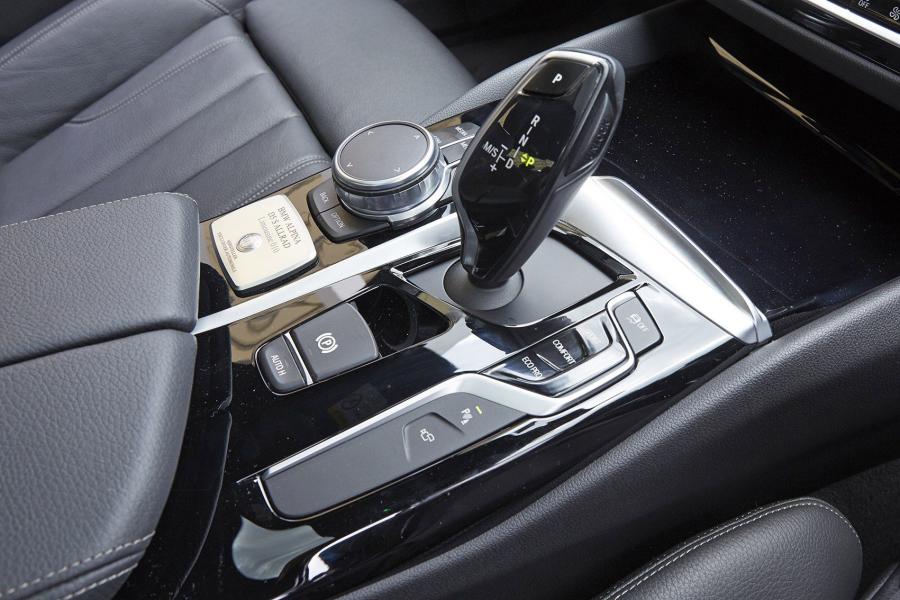 Детали интерьера Alpina D5 S Allrad Limousine (G30) 2017 года  (JP) (фото 18 из 19)